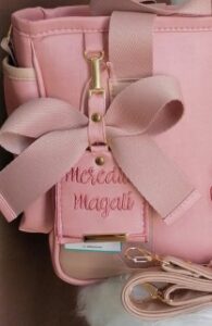 Llavero moño con nombre bordado